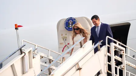 El secretario de Estado de EU, Marco Rubio, desembarcó de su avión junto a su esposa Jeanette en el Aeropuerto Internacional Netaji Subhash Chandra Bose de Calcuta.