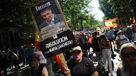 Un hombre sostiene un cartel con la foto del presidente del Gobierno, Pedro Sánchez, durante una manifestación organizada por el partido de extrema derecha español VOX.