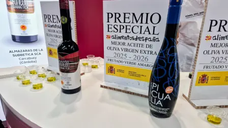 El pabellón del aceite de oliva acerca a viajeros a sabores, orígenes y variedades del producto emblemático de España gastronómica.