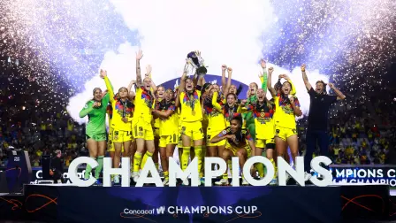 Jugadoras del América Femenil celebran su campeonato.