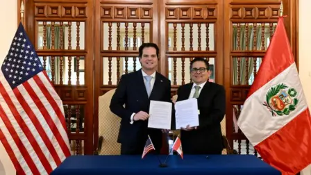 El embajador de Estados Unidos en Perú, Bernie Navarro, y el presidente ejecutivo de la Agencia de Promoción de la Inversión Privada (Proinversión) de Perú, Luis del Carpio.