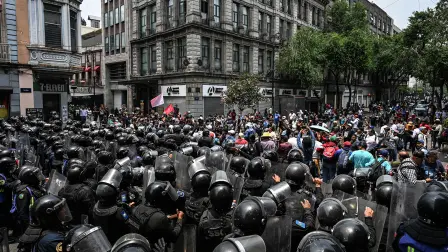 Manifestación de integrantes de la CNTE en el Centro de la Ciudad de México.