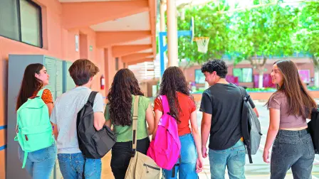 Jóvenes universitarios enfrentan nuevos modelos de aprendizaje marcados por la tecnología y la transformación educativa.