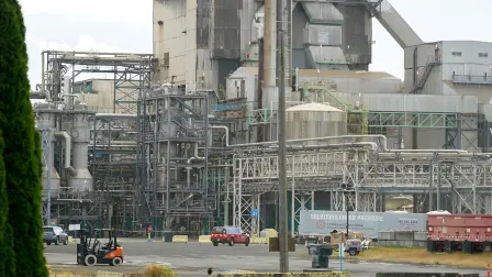 Fábrica de pulpa y papel Nippon Dynawave Packaging en Longview, Washington, donde se registró la rotura de un tanque de productos químicos.