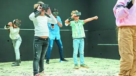 Niños exploran herramientas de realidad virtual, una tecnología que transforma el aprendizaje dentro y fuera del aula