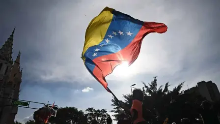 Venezuela necesita de manera urgente inversiones privadas para reparar servicios de luz, agua, salud y transporte. El deterioro de las infraestructuras impacta fuertemente la calidad de vida de los venezolanos. Pero las empresas exigen garantías económicas y legales para llegar al país.

¡Síguenos en nuestras redes sociales para mantenerte informado!

#ElEconomista #Venezuela