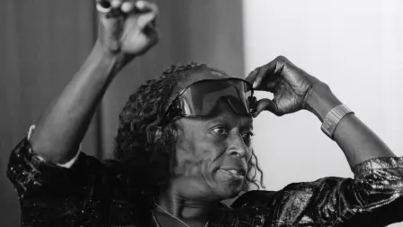 Miles Davis durante una conferencia de prensa en su hotel en Niza, tomada el 15 de julio de 1985. Foto: AFP