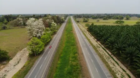 Vista aérea de un tramo de la Carretera Panamericana del Oeste en Panamá, corredor vial donde HYCSA participará en trabajos de rehabilitación, mejora y mantenimiento durante los próximos 20 años.