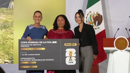 Yolett Cervantes, joven indígena veracruzana, recibió de Claudia Sheinbaum el boleto inaugural del Mundial 2026 en el Estadio Azteca.
