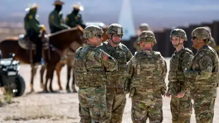 Por qué hay migrantes preocupados que se enrolan en el cuerpo de marines de Estados Unidos. El endurecimiento de la política migratoria de Donald Trump ha llevado a algunos jóvenes con residencia permanente en EE. UU. a buscar la ciudadanía a través del servicio militar, ante el temor de que ellos o sus familias puedan verse afectados por las redadas migratorias.