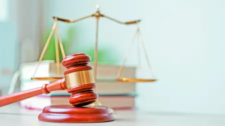El martillo judicial simboliza autoridad, decisiones legales y el inicio formal de audiencias dentro de los tribunales.