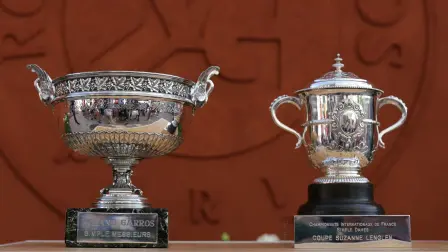La Copa de los Mosqueteros y la Copa Suzanne-Lenglen, expuestos en el Complejo Roland-Garros de París.