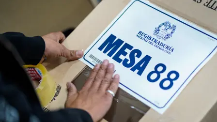 A worker prepares a polling station in Bogota, on May 29, 2026, ahead of the week-end's presidential election. (Photo by Sergio Acero / AFP)