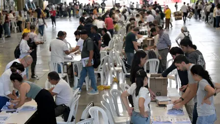 Funcionarios de un centro de votación realizan el recuento de votos en un colegio electoral.