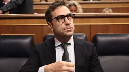 El vicepresidente primero del Gobierno y ministro de Economía, Carlos Cuerpo, a su llegada a una sesión plenaria en el Congreso de los Diputados, a 27 de mayo de 2026, en Madrid (España). Foto: Europa Press
