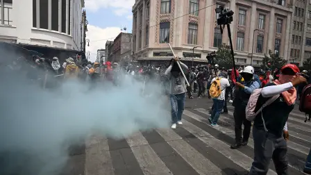 Integrantes de la CNTE se enfrentaron con las autoridades en las inmediaciones del Zócalo de la Ciudad de México.
