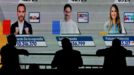 A screen shows the first exit poll results at the bunker of Colombia's presidential candidate from the ruling party Pacto Historico, Ivan Cepeda, during the presidential election in the Tequendama Hotel in Bogota on May 31, 2026. (Photo by Raul ARBOLEDA / AFP)