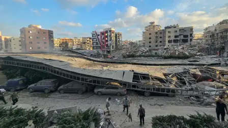 Varias personas se congregan en el lugar donde un ataque israelí tuvo lugar cerca de un hospital en la ciudad de Tiro, al sur del Líbano, el 1 de junio de 2026.