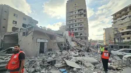 Los equipos de primera intervención inspeccionan los daños en el lugar donde se produjo un ataque israelí cerca de un hospital en la ciudad de Tiro, al sur del Líbano, el 1 de junio de 2026.