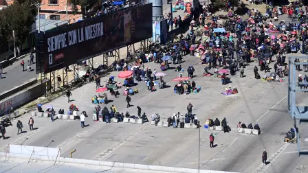 Manifestantes antigubernamentales bloquean una carretera en la zona de La Ceja, en El Alto, Bolivia, el 2 de junio de 2026, tras varios días de protestas en medio de crecientes tensiones políticas y escasez de suministros que afectan a diferentes regiones del país.