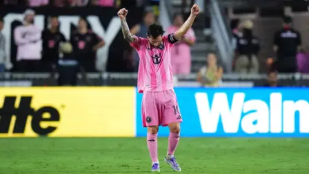 Lionel Messi, el "futbolista más exitoso de todos los tiempos", se alzó este miércoles en España con el Premio Princesa de Asturias de los Deportes, que reconoció su labor tanto dentro del campo como fuera de él en favor de "los niños más desfavorecidos".

Para más información del tema, visita: https://www.eleconomista.com.mx/deportes/premio-princesa-asturias-deportes-messi-futbolista-exitoso-todos-tiempos-20260603-816655.html

¡Síguenos en nuestras redes sociales para mantenerte informado!

#ElEconomista #Messi #PrincesadeAsturias