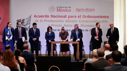 La presidenta de México, Claudia Sheinbaum, encabezó la firma del acuerdo que busca asegurar un esquema de ordenamiento para bajar el precio del jitomate.
