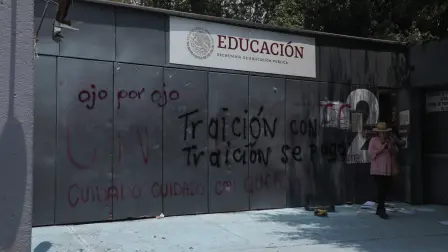 Integrantes de la CNTE irrumpieron en las instalaciones de la Secretaría de Educación Pública como parte de sus protestas para exigir mejoras salariales.