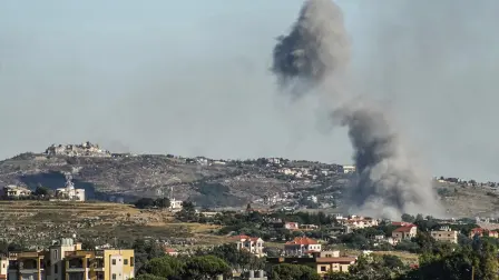 Una fotografía tomada desde la zona sur de Nabatieh muestra el humo que se eleva desde el lugar de un ataque aéreo israelí en la aldea de Nabatieh al-Fawqa, con el castillo de Beaufort visible al fondo, el 4 de junio de 2026.