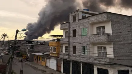 En una imagen divulgada por la entidad se observa una larga columna de humo negro.