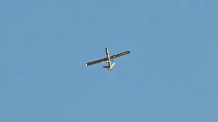 Un dron sobrevolando el horizonte de los suburbios del sur de Beirut.