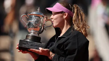 Tennis - French Open - Roland Garros, Paris, France - June 6, 2026 Russia's Mirra Andreeva celebrates with the trophy after winning her final match against Poland's Maja Chwalinska REUTERS/Benoit Tessier