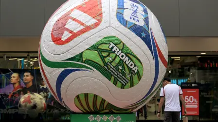 Un hombre pasa junto a una pelota gigante que representa el balón oficial de la próxima Copa Mundial de la FIFA 2026 en la Ciudad de México, el 5 de junio de 2026.