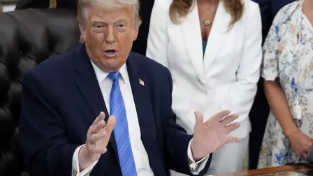 El presidente Donald Trump hablando con periodistas en la Casa Blanca. Foto: AFP
