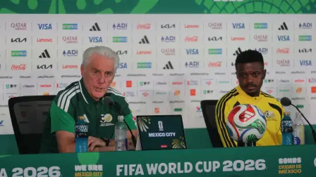 Conferencia de prensa con el Director Técnico de la seleccion de Sudáfrica Hugo Broos y el jugador Lyle Foster, en el estadio Ciudad de México.