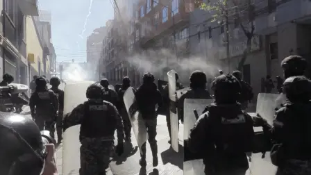 Policías antimotines chocaron el miércoles en la capital política de Bolivia con manifestantes que exigen la renuncia del presidente centroderechista Rodrigo Paz, quien evalúa decretar un estado de excepción para contener con militares la ola de protestas que empezó hace cinco semanas.