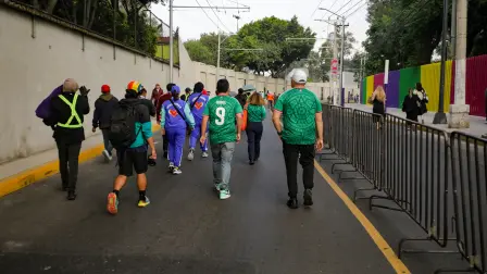 Aficionados llegando al Estadio Ciudad de México