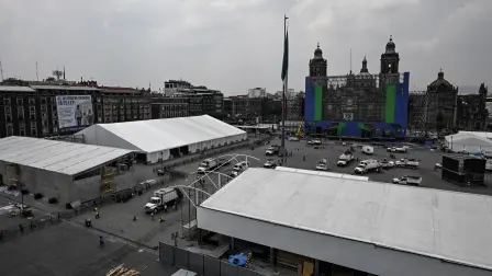 Vista general del Zócalo mientras trabajadores municipales preparaban las instalaciones para el Fan Fest que abrió este jueves 11 de junio.