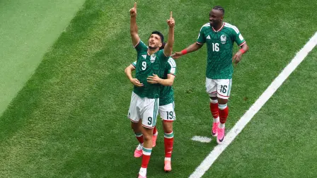Raúl Jiménez celebra el segundo gol de la Selección Mexicana con Gilberto Mora y Julián Quiñones.