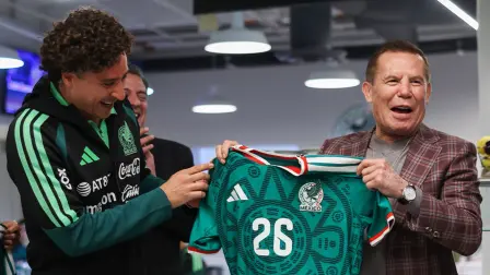 Guillermo 'Memo' Ochoa y el excampeón de box Julio César Chávez, ambos grandes figuras del deporte mexicano.