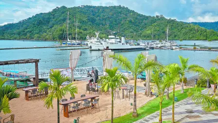 Costa Rica protege volcanes, playas, bosques y fauna como base de su turismo sostenible.