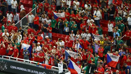Festejo de los fans en medio del encuentro entre Corea del Sur y República Checa en el Estadio Guadalajara.
