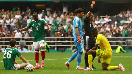 En el partido inaugural del Mundial 2026, el árbitro Wilton Sampaio sacó tres tarjetas rojas, dos contra jugadores de Sudáfrica y una contra uno de México.