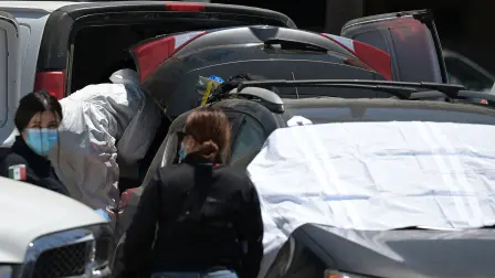 Los peritos forenses inspeccionaron una camioneta Toyota en la que supuestamente se encontró un cadáver en un estacionamiento en las inmedicaciones de un estadio en Tijuana.