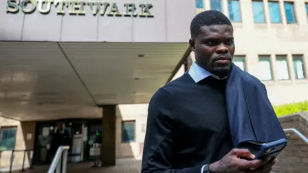Thomas Partey, centrocampista de la selección nacional de Ghana, tras salir del Tribunal de la Corona de Southwark en Londres, Gran Bretaña.