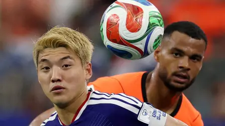 Ritsu Doan de Japón en acción con Cody Gakpo de los Países Bajos.