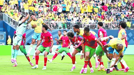 Soccer Football - FIFA World Cup 2026 - Group C - Brazil v Morocco - New York/New Jersey Stadium, East Rutherford, New Jersey, U.S. - June 13, 2026Morocco's Yassine Bounou makes a save under pressure from Brazil's Danilo REUTERS/Dylan Martinez