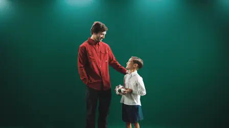 La campaña de Maja del Día del Padre 2026, “Un mundo de gracias, papá”, utiliza el futbol como metáfora de los vínculos entre padres e hijos.
