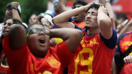 Fanáticos de España durante el primer partido del Grupo H. Foto: Reuters