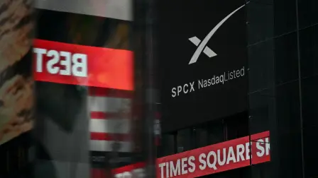 Anuncio de SpaceX en una pantalla de Times Square.