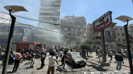 Según reporteros de Reuters y ⁠otros residentes de la ciudad, durante todo el lunes se ​pudo oír un dron israelí sobrevolando Beirut y sus suburbios del sur.